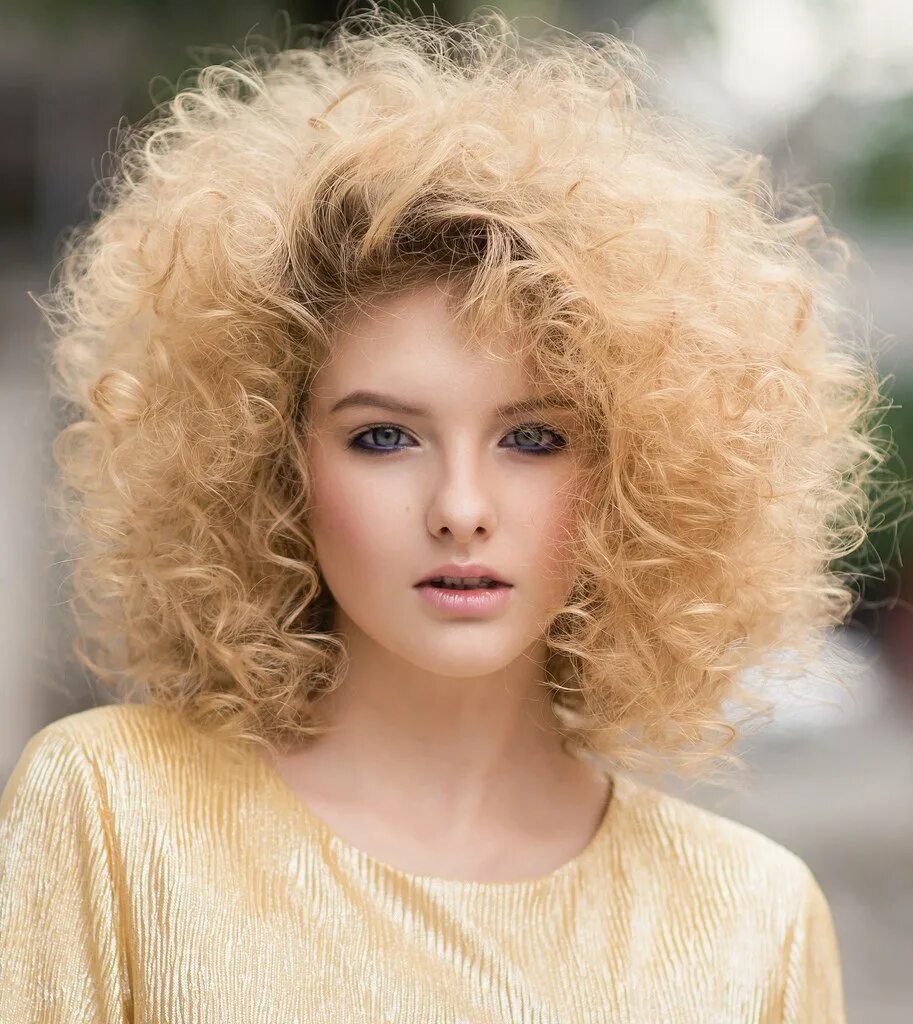 причёски на кучерявые волосы. прически на длинные кучерявые волосы. кудри на каре. прически на волнистые волосы. волосы вьются как уложить.