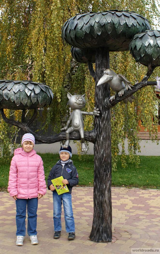 Памятник Котенку с улицы Лизюкова в Воронеже приодели к Новому году