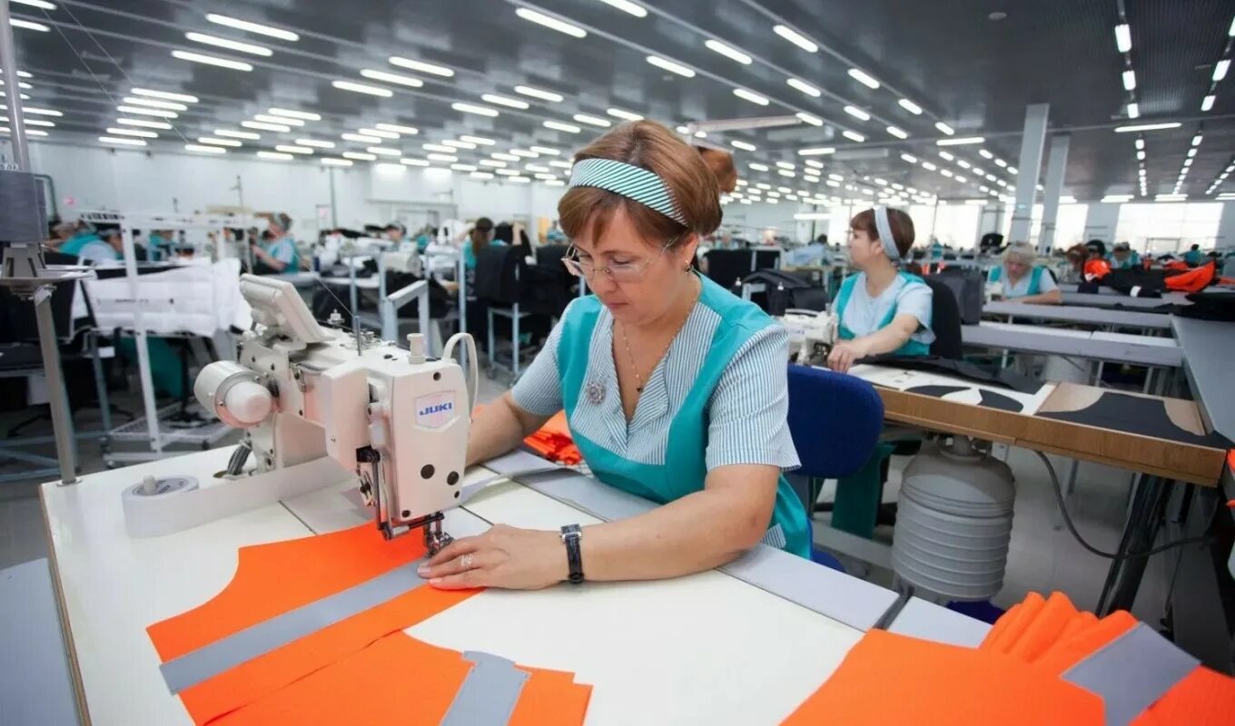 Швейный цех екатеринбург stan. Работа швеей екатеринбурге свежие вакансии. Работа швеей екатеринбурге свежие вакансии. Профессия швея. Фото швеи за работой.