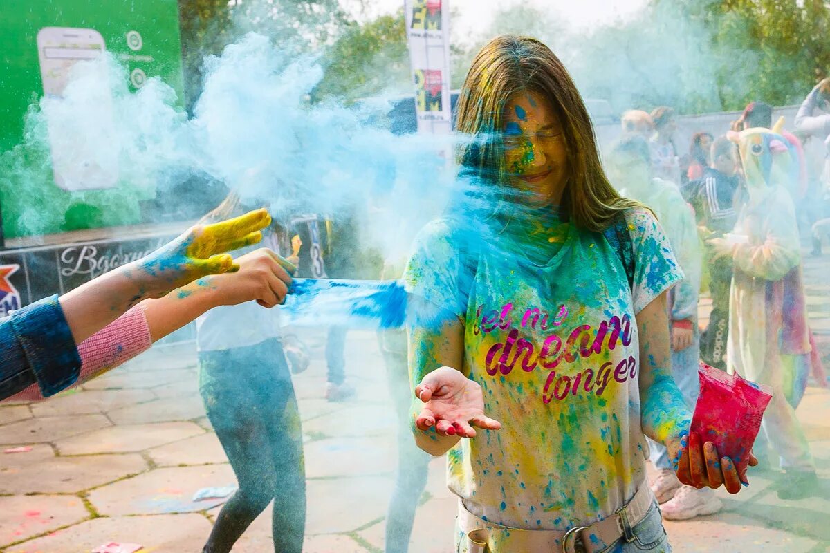 Кидают краски. Краска Холи Holi like. Фестиваль красок Холли. Краски Холи детский праздник. Праздник красок Холи дети.