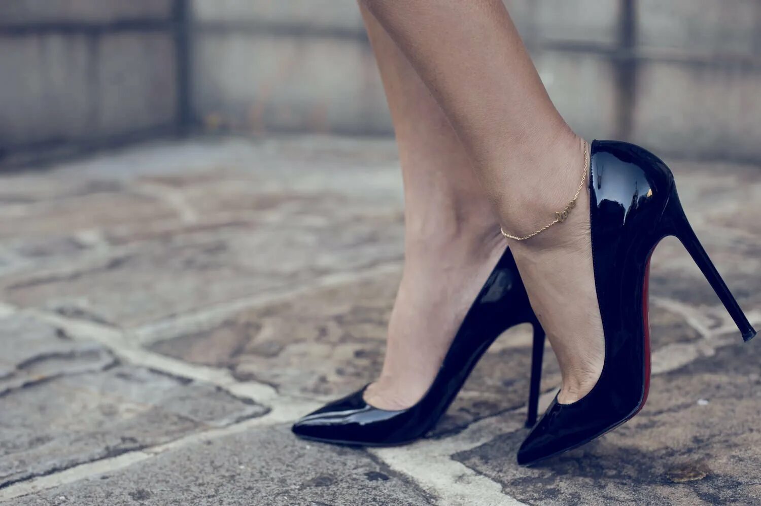 Black high heels. Туфли-лодочки. Ноги в туфлях. Туфли на каблуке. Туфли на шпильке.