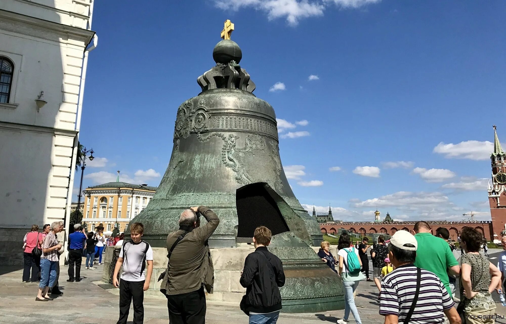 Колокол гигант. Царь колокол московского кремля. большой в мире колокол — царь-колокол.. колокол дхаммазеди. большой колокол дхаммазеди.