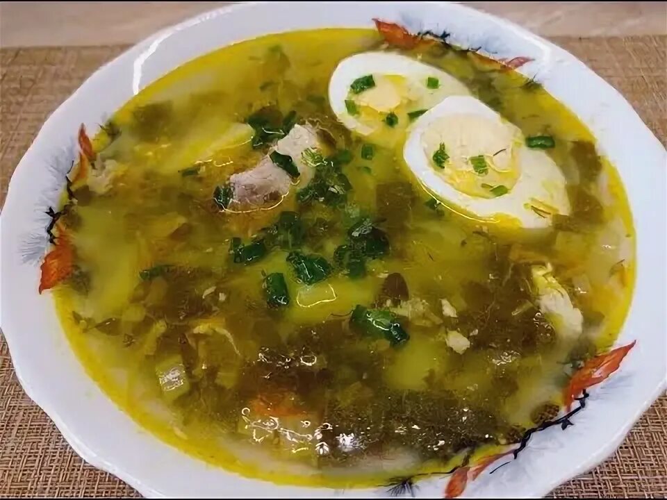 Суп со щавеля с мясом и яйцом. Щавелевый суп. щи с щавелем. суп с щавелем. щавель суп мясо свинина.