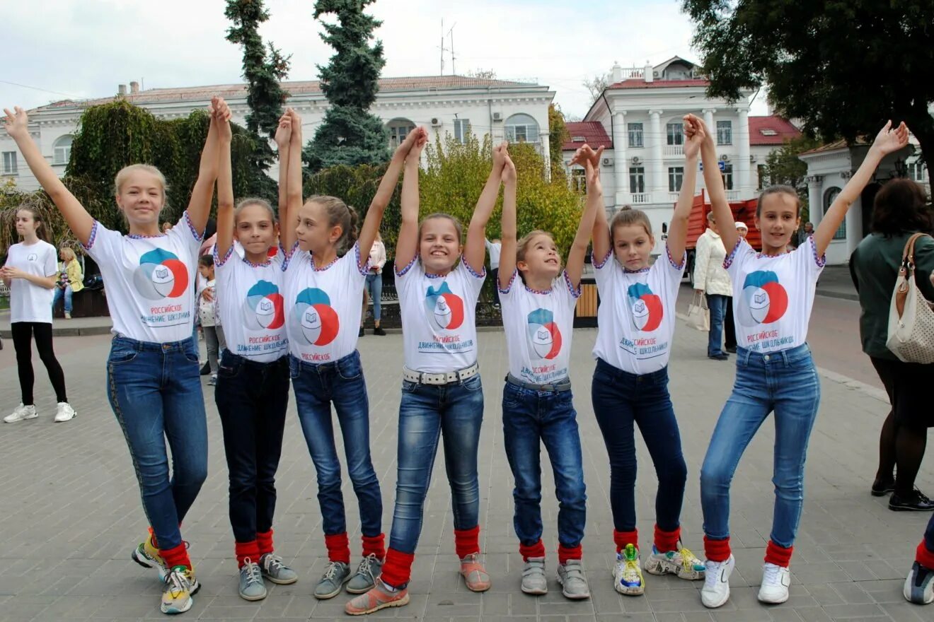 Флэшмоб движения первых. Костюм для детей для флэшмоба. флэшмоб спортивный для детей.