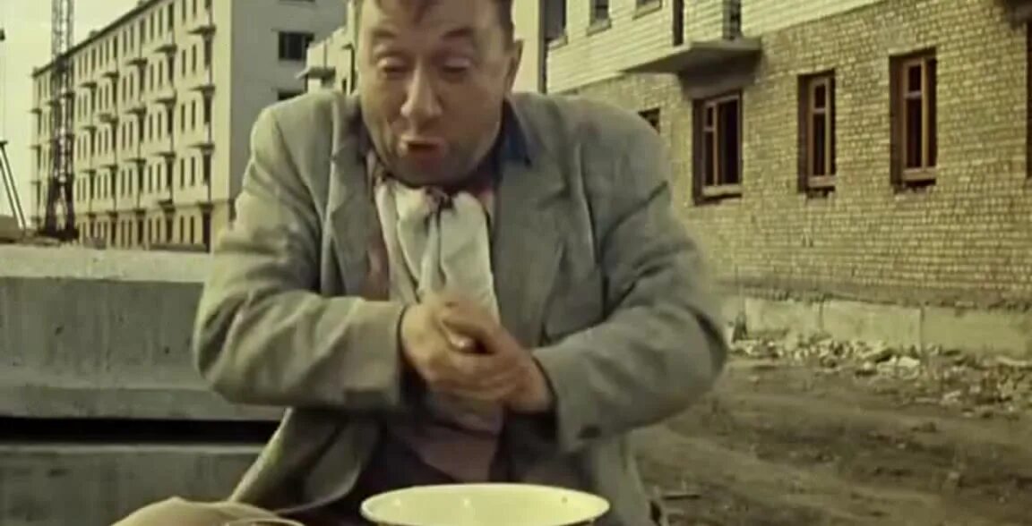 Та кто не работает а ест