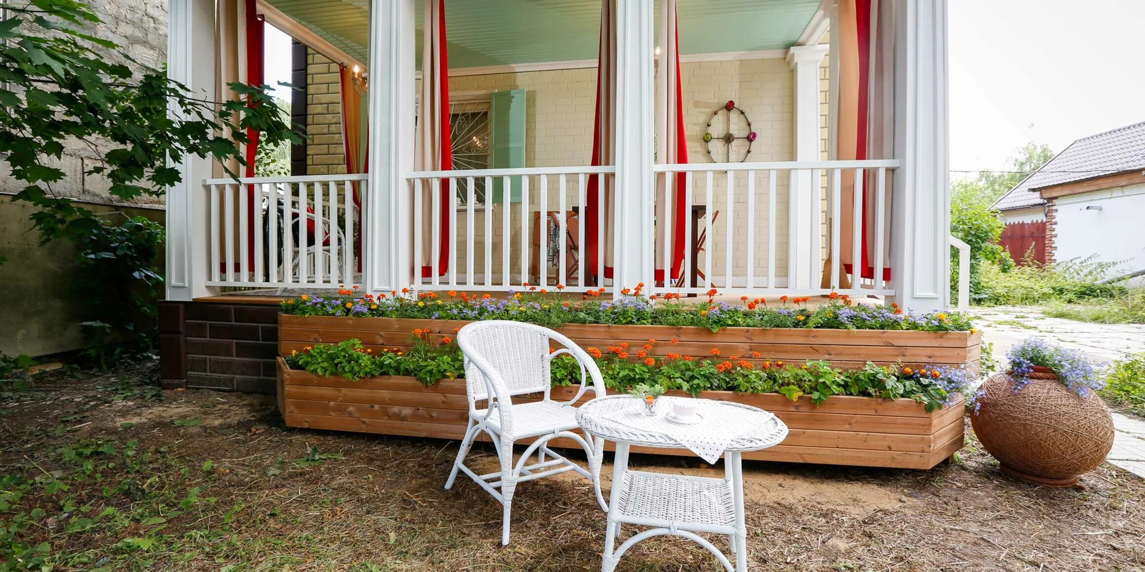 Фазенда великий новгород. Программа веранда. Шторы на веранде в загородном доме застекленной. Фазенда мебель. Фазенда веранда.