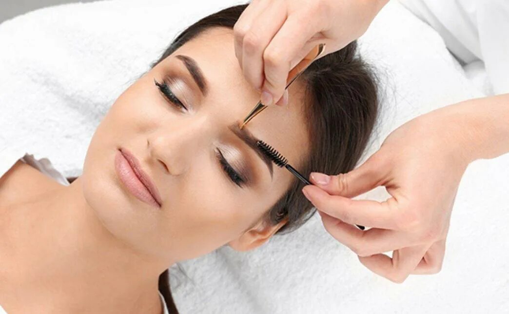 Краска для бровей и ресниц девушка. Моделирование и окрашивание бровей. Коррекция и окрашивание. Покраска бровей. Коррекция и окрашивание.