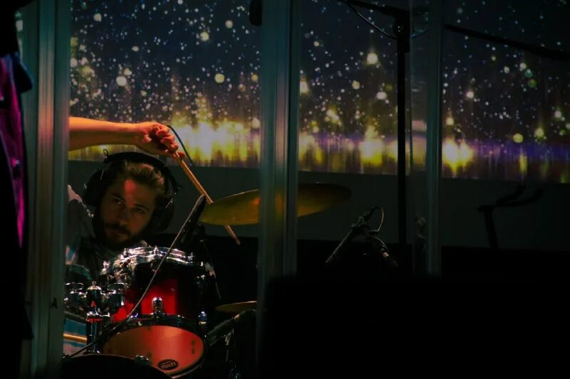 Космическая девушка. Кит в космосе арт. Космическое пространство. 2058 год космос. Грустная обложка under.