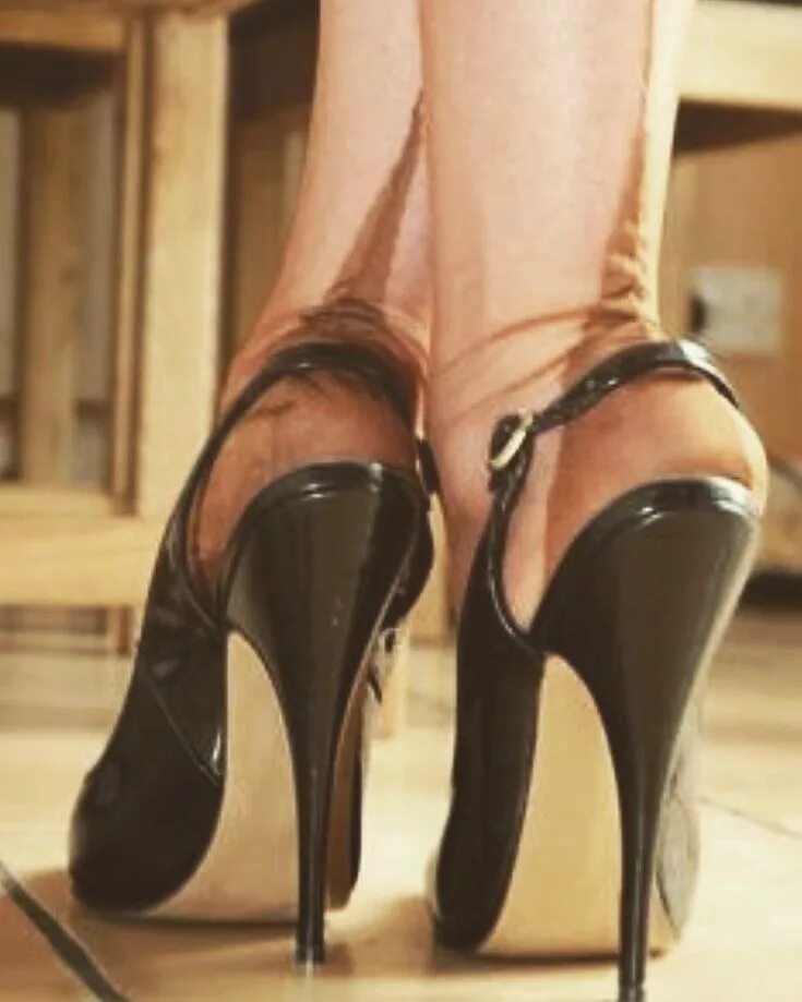 Lesbian heels. Высокие каблуки и чулки. Ножки на шпильках. Фетиш туфли. Ножки на высоких шпильках.