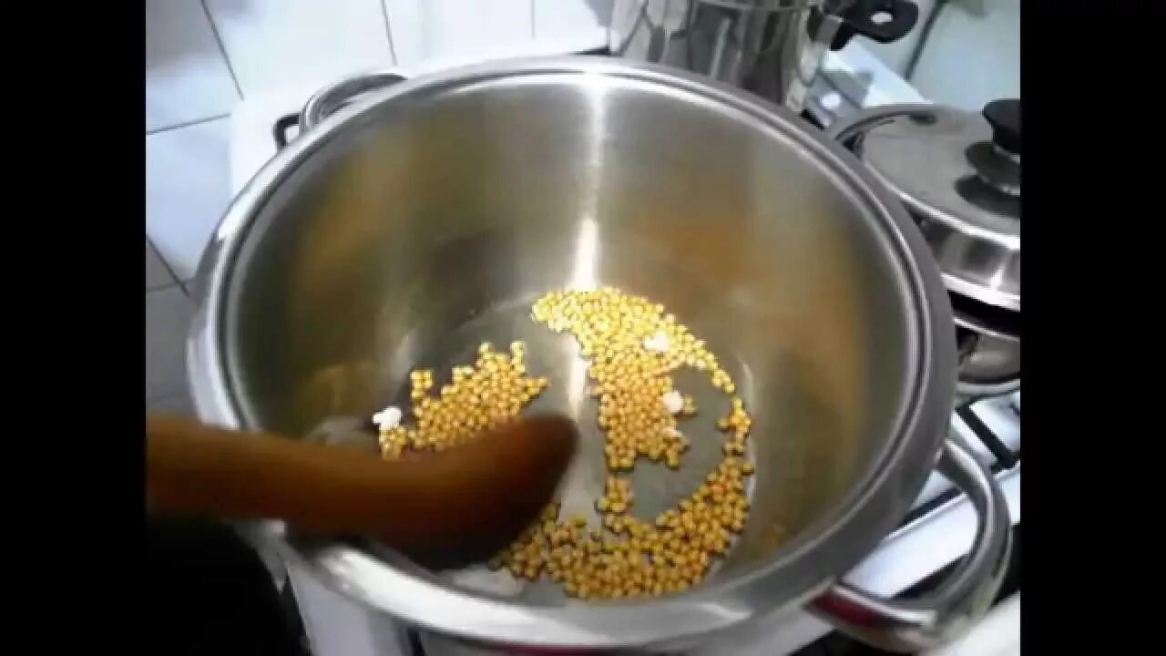 Попкорн в кастрюле. Кастрюля для жарки попкорна. Кастрюля для попкорна. Попкорн в кастрюле. Кастрюля для попкорна.