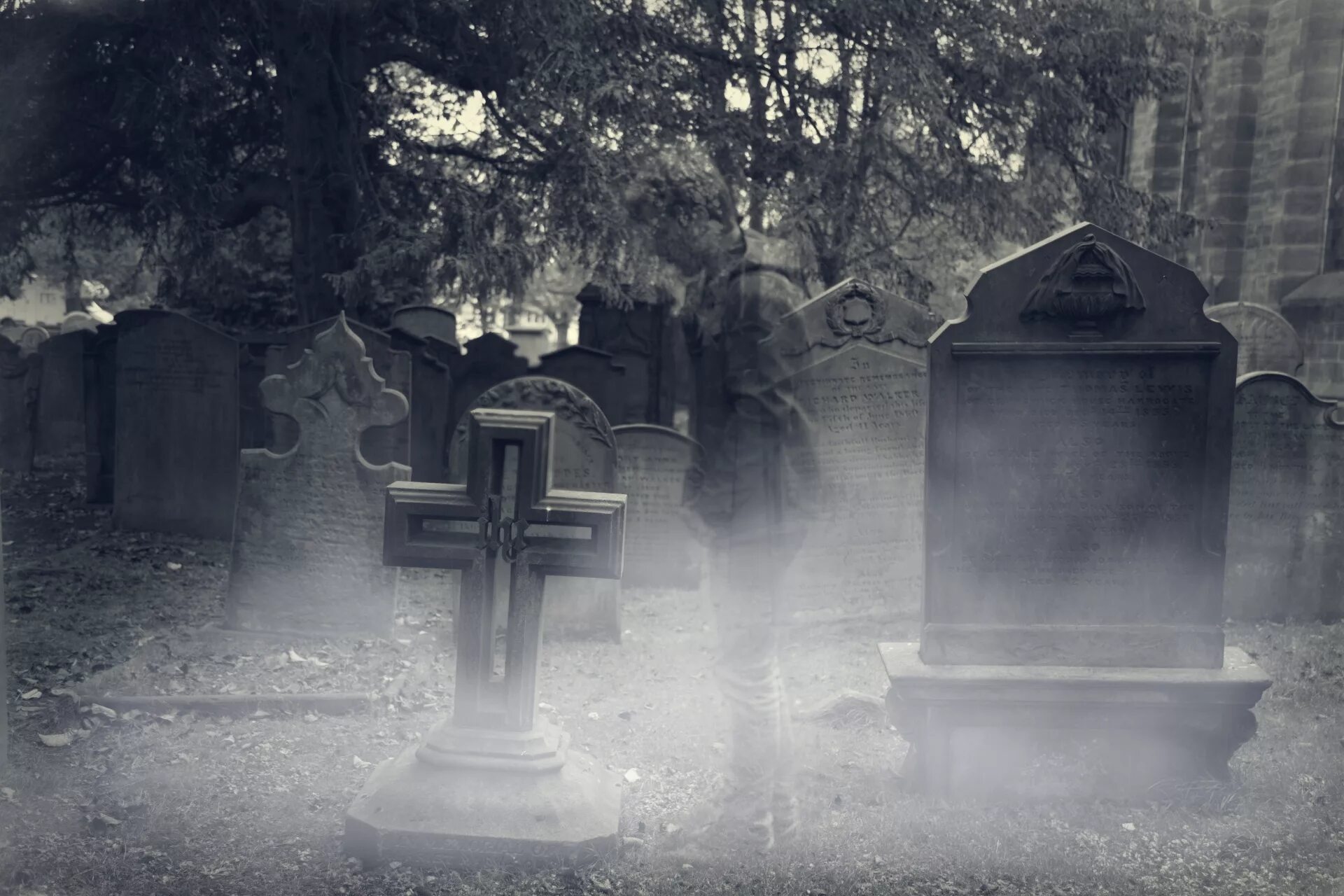 приведение накладбеже. дух кладбища. призраки старого кладбища. кладбище мистика. дух кладбища.