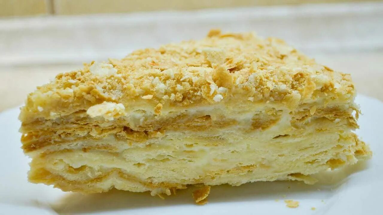 Наполеон со сметанным кремом и сгущенкой. Коржи для наполеона. Наполеон масло сметана. Наполеон масло сметана. Торт наполеон.