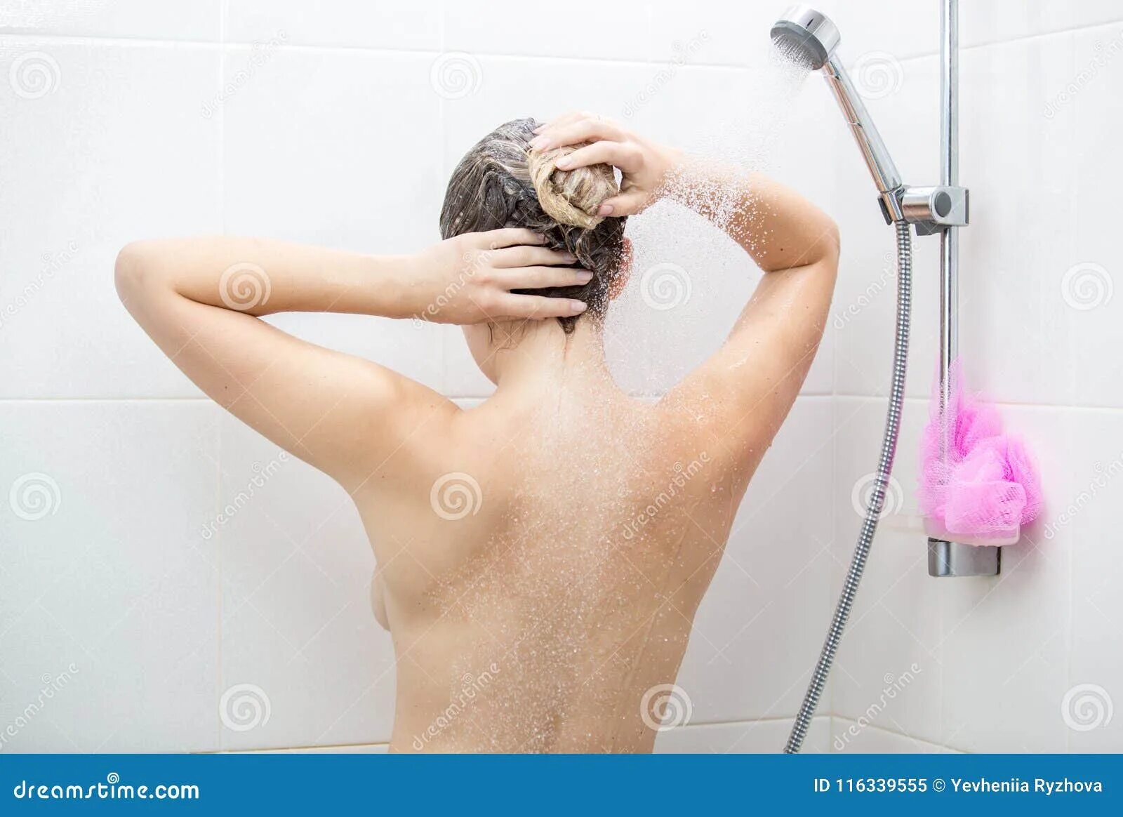 Маленькая моется в душе. Красивые волосы в душе. Для мытья спины. Мытье головы в душе.