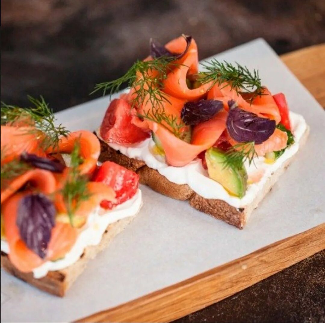 Брускетта с семгой. Брускетта с лососем и авокадо. Брускетта с красной рыбой. Брускетта с лососем и авокадо. Брускетта с семгой и авокадо.