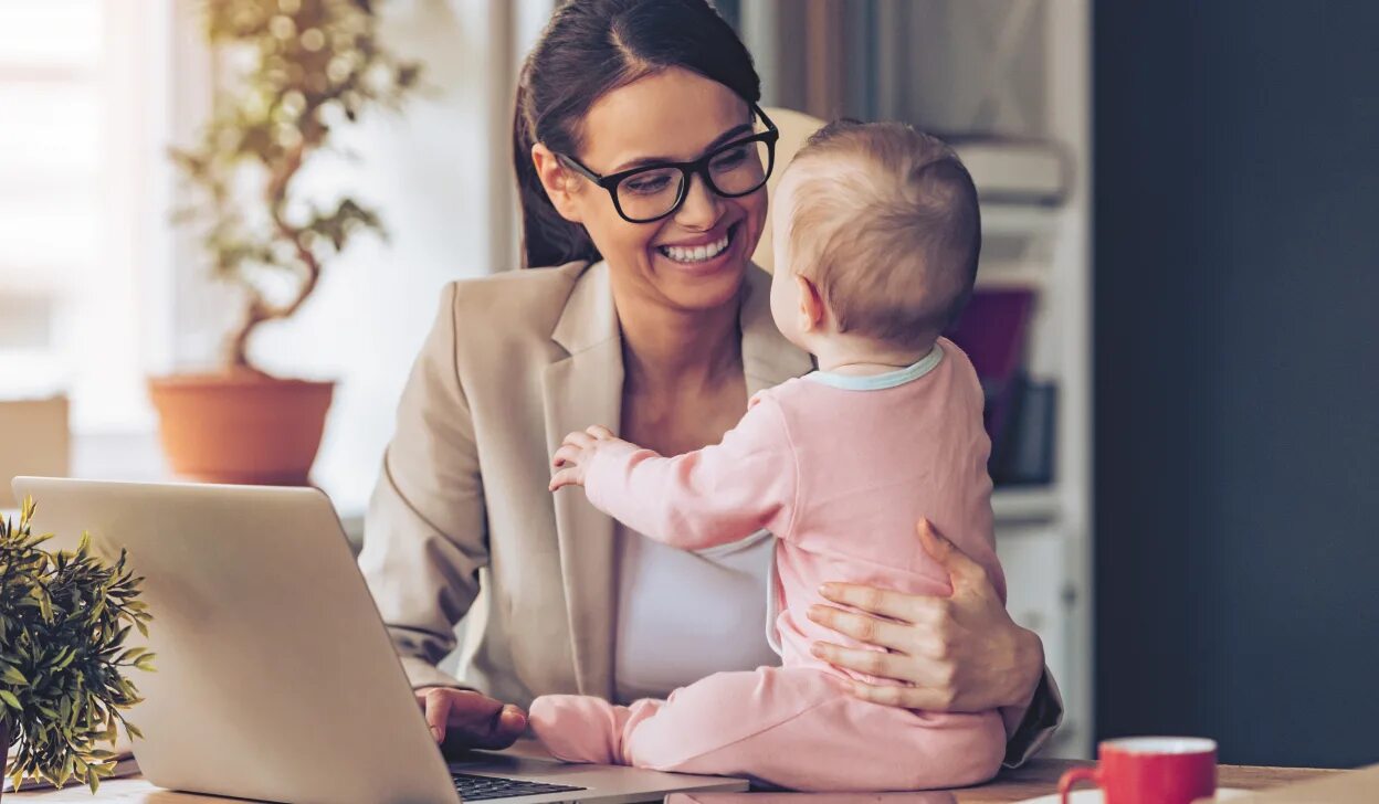 Совместить семью и карьеру. Деловая женщина с ребенком. Деловая женщина с ребенком. Успешная семья. Как совмещать работу и семью.