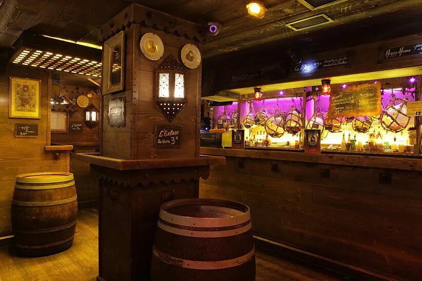 Паб в пиратском стиле. Адмирал бенбоу бар. Пиратский бар. Кафе пиратский грот. Паб в пиратском стиле.