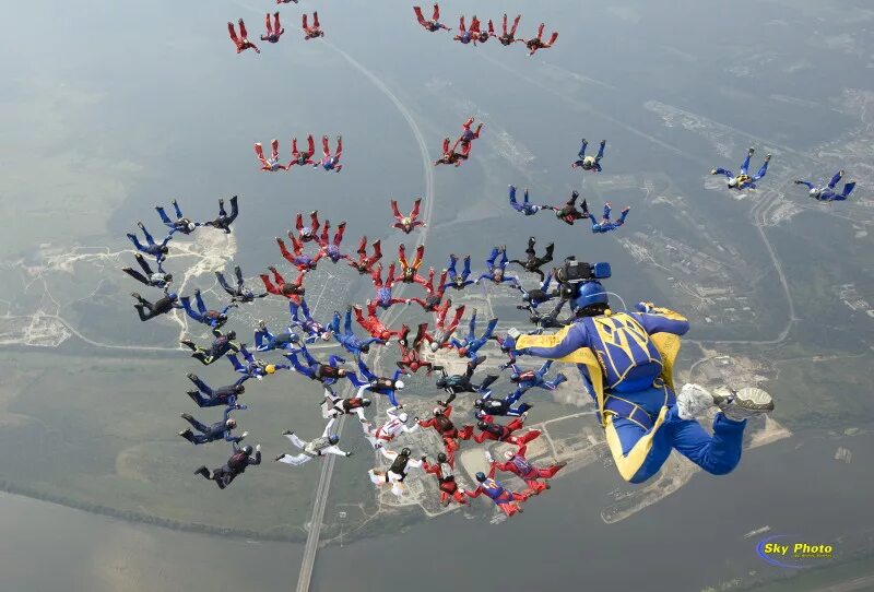 104-летняя бабушка-экстремалка прыгнула с парашютом в. Мировой рекорд прыжка с парашютом. Мировой рекорд прыжка с парашютом. Рекорд прыжка с парашютом. Самая старая парашютистка в мире.