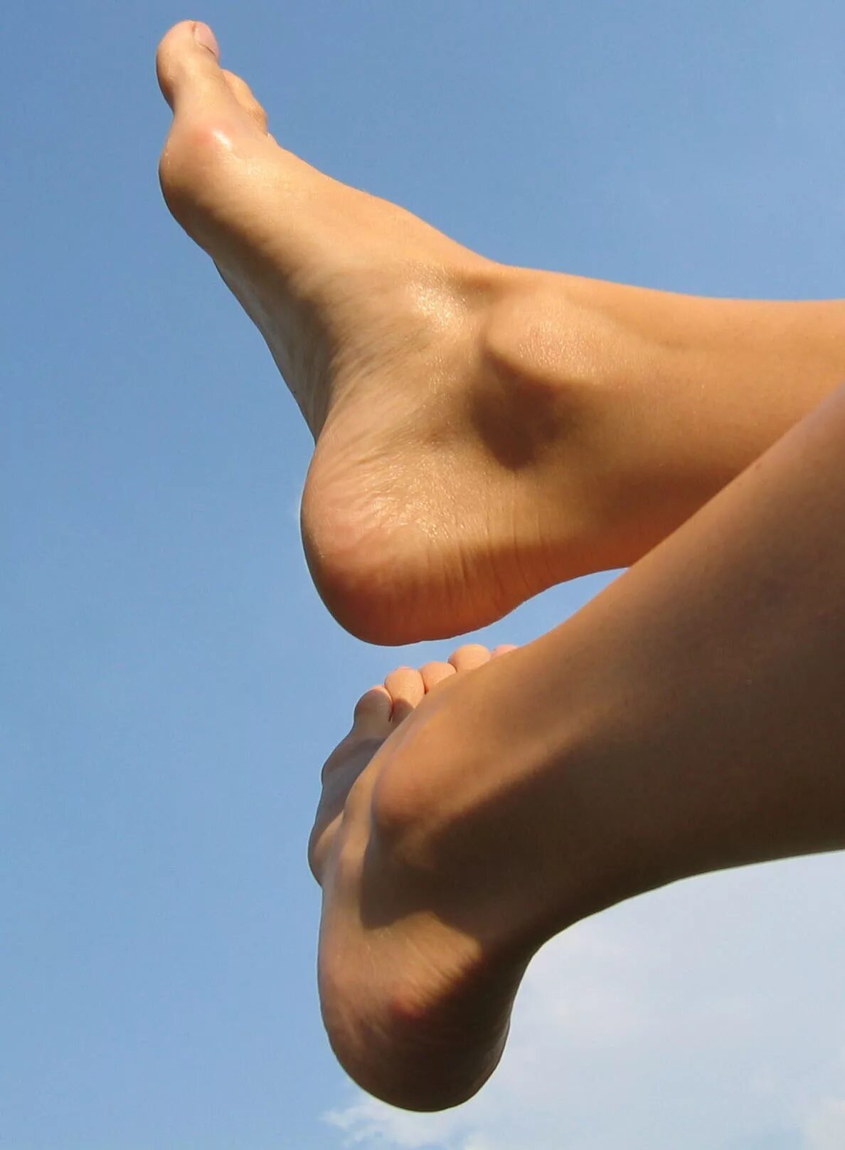 Красивые пятки. Это того кого надо нога. Ответ нога. Семь желаний на одной ножке викторина. Стихи про ноги.