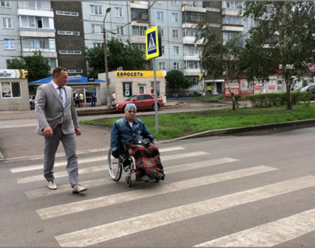 благоустройство дорожные работы. пешеход на дороге. пешеходами стали. на велосипеде по приморскому району. пешеходные переходы для инвалидов колясочников.