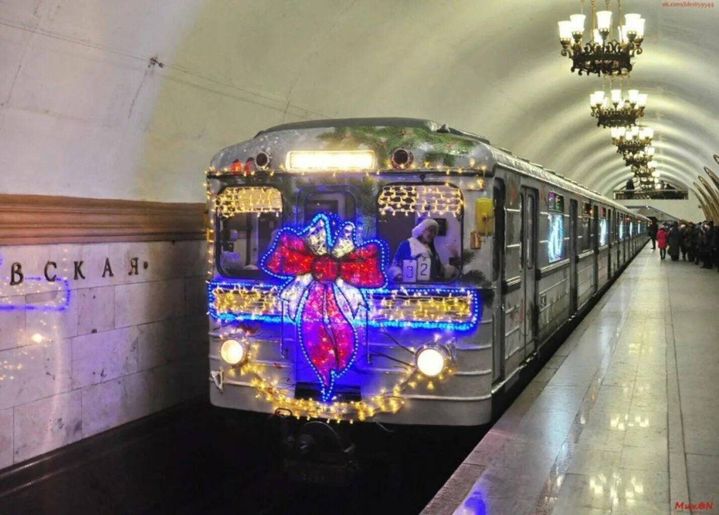 В новогоднюю ночь до скольки работает метро. Новогодний поезд в метро спб. московское метро в новогоднюю ночь. новогодний поезд в метро на кольцевой. новогодний поезд метро 2021.