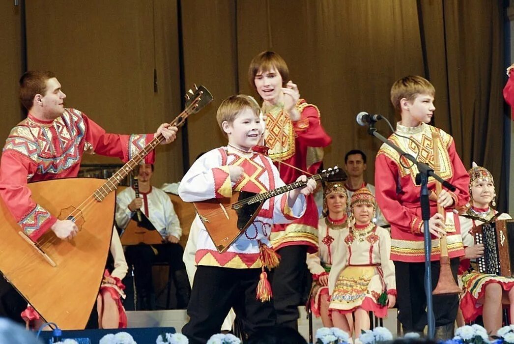 Балалаечники россии. Балалаечники ансамбли России. Ансамбль русских народных инструментов. Детский ансамбль русских народных инструментов. Детские фольклорные коллективы.