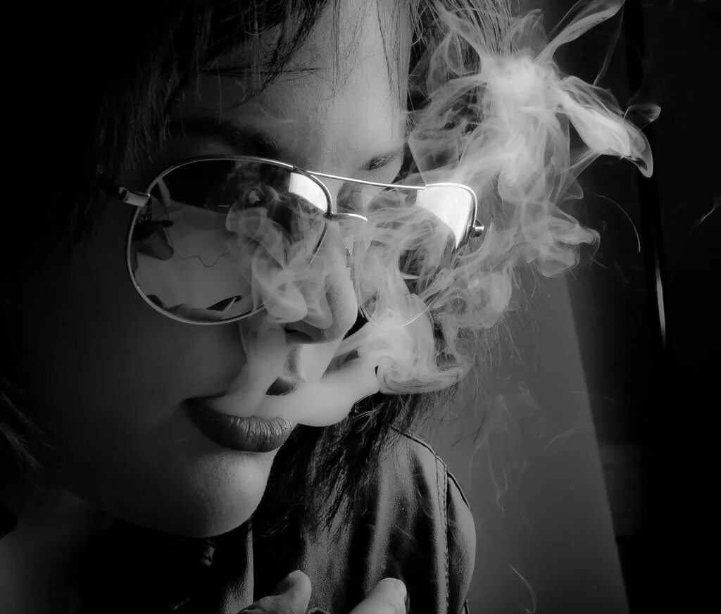 Девушка с сигаретой. Девушка выпускает дым. Девушка в дыму. Сигаретный дым изо рта. Дым сигарет минус