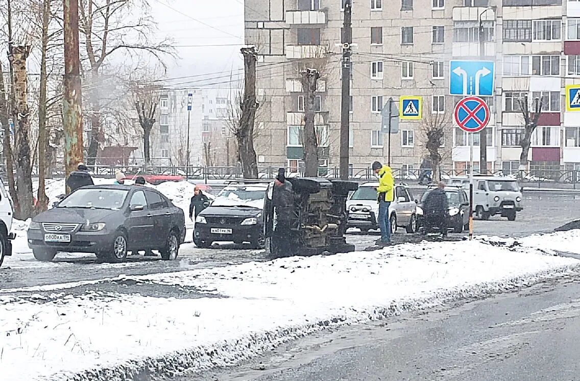 Авария в Качканаре сегодня на Свердлова. Завалиться набок