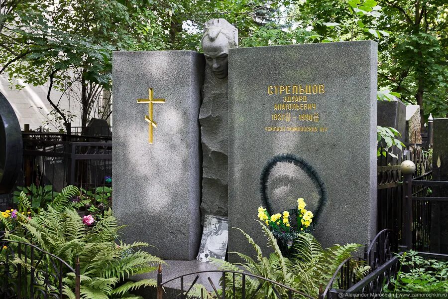 Где похоронен рыжков. Могила Стрельцова Эдуарда на Ваганьковском кладбище. Ваганьковское кладбище могила Стрельцова.