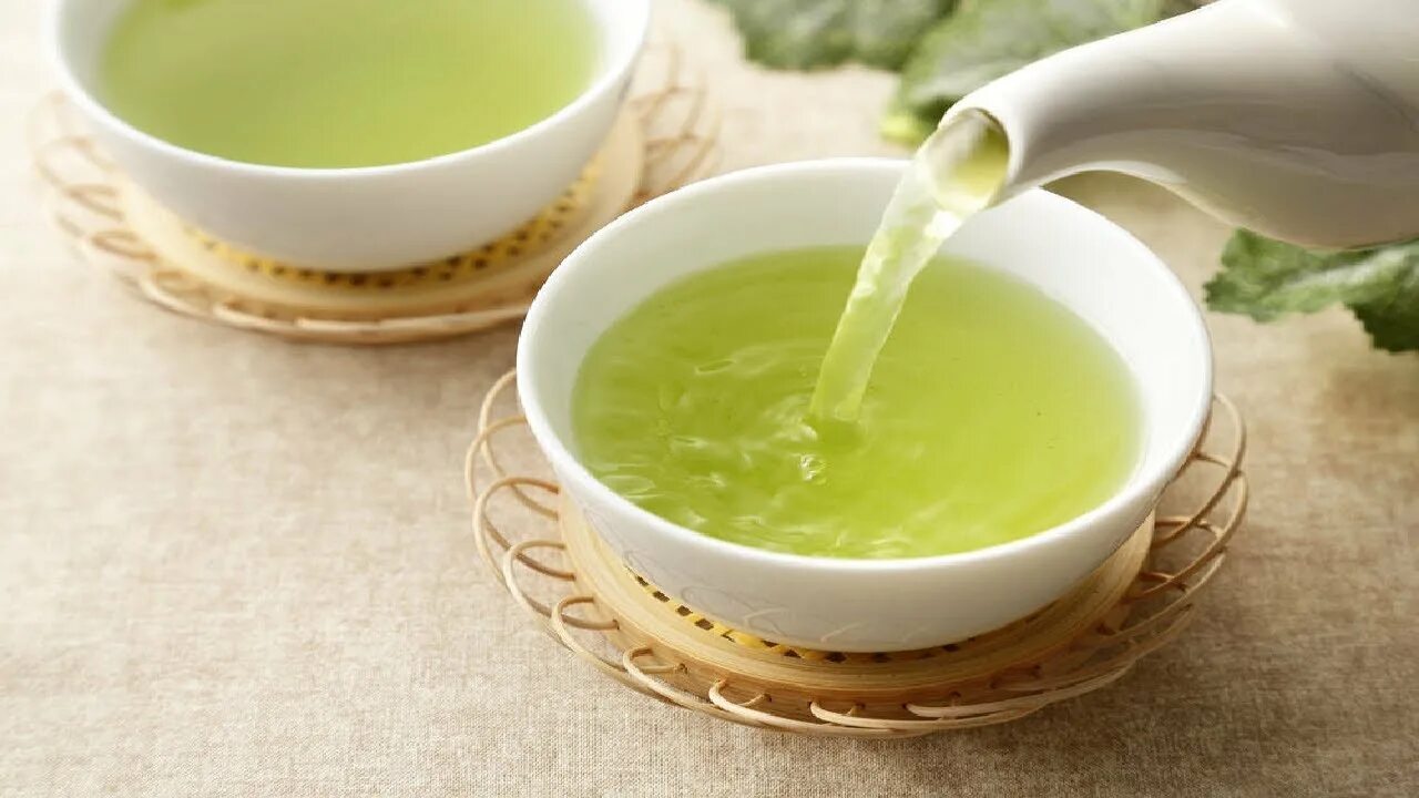 Зеленый чай мочегонный или нет. Зеленый чай. Чашка зеленого чая. Светло зеленый чай. Зелёный чай мочегонный.