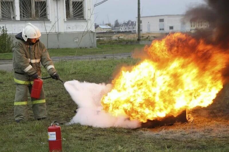 Действия при тушении пожара. Тушение пожара огнетушителем. Пожарный тушит огонь. Автоматическое пожаротушение порошковое. Тушение огня огнетушителем.