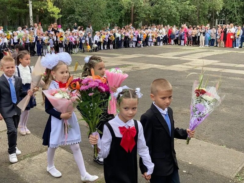 Запись в первый класс екатеринбург. 1 Сентября 2021 линейка. 1 Сентября линейка в школе. Торжественная линейка 1 сентября. Линейка 1 сентября 2022.