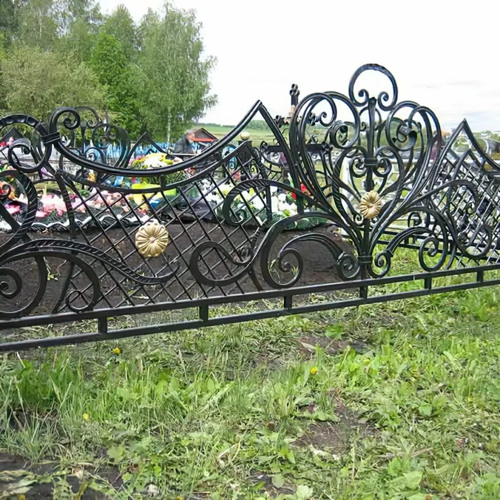 Ограда кованая ритуальная. 5 на 3 метра дмитров. Ограда на кладбище 3 на 4 из профиля 20на 20. Кованые ограды. Ограда ковров.