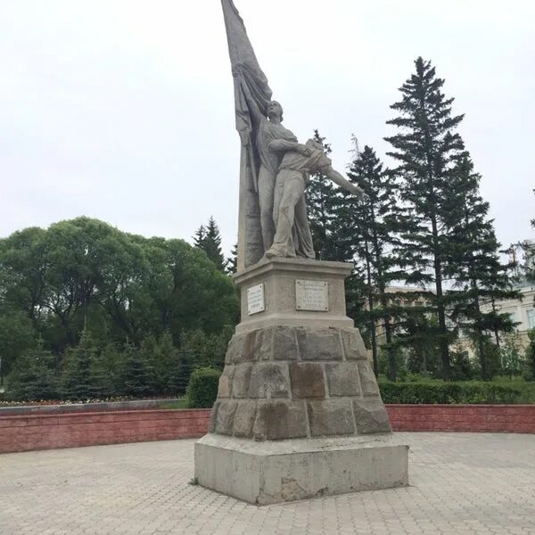 Омск памятник бойцам революции. Омский памятник борцам революции. Памятник борцам революции (Тюмень). Памятник в сквере борцов революции в Омске. Борцов революции 1 иркутск