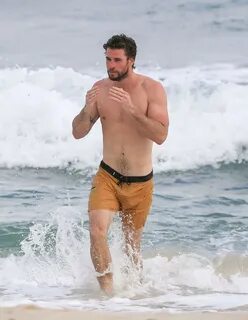 Liam Hemsworth mozzafiato al mare 