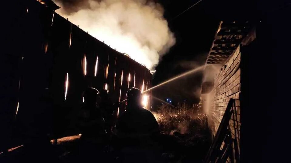 Пожар в краснодаре вчера. Пожар в краснодаре вчера. Фото пожар в частном секторе. Пожар в краснодаре. Пожар в краснодаре вчера.