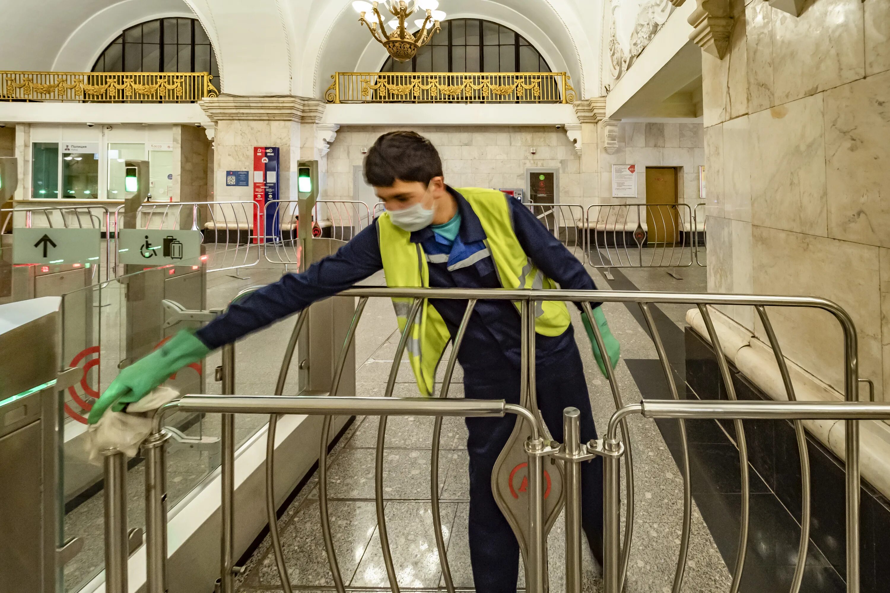 Таджикский метро. Мигранты в метро Москва. Гастарбайтеры в метро Москвы. Узбеки в метро. Мигранты в Московском метро.