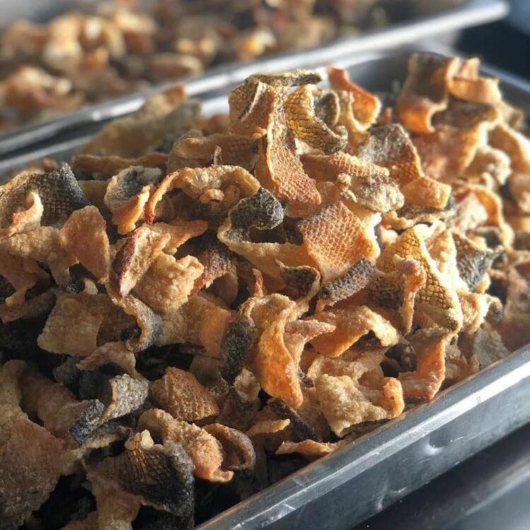 Хрустящая куриная кожа. Roast chicken. Куриная кожа жареная. Жареной кожи. Лосось во фритюре.