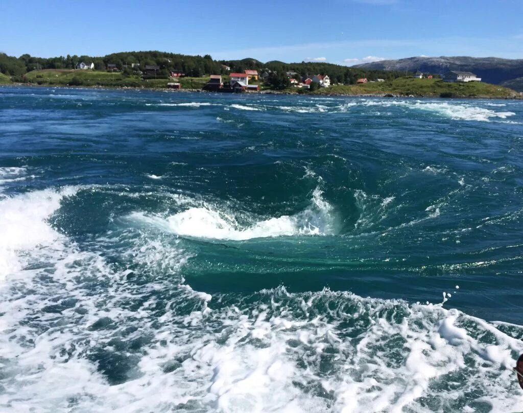 Очень сильные течения. Москстраумен водоворот. Лофотенские острова водоворот Мальстрем. Водоворот Сальстраумен в Норвегии. Водоворот Мальстрем в норвежском море.
