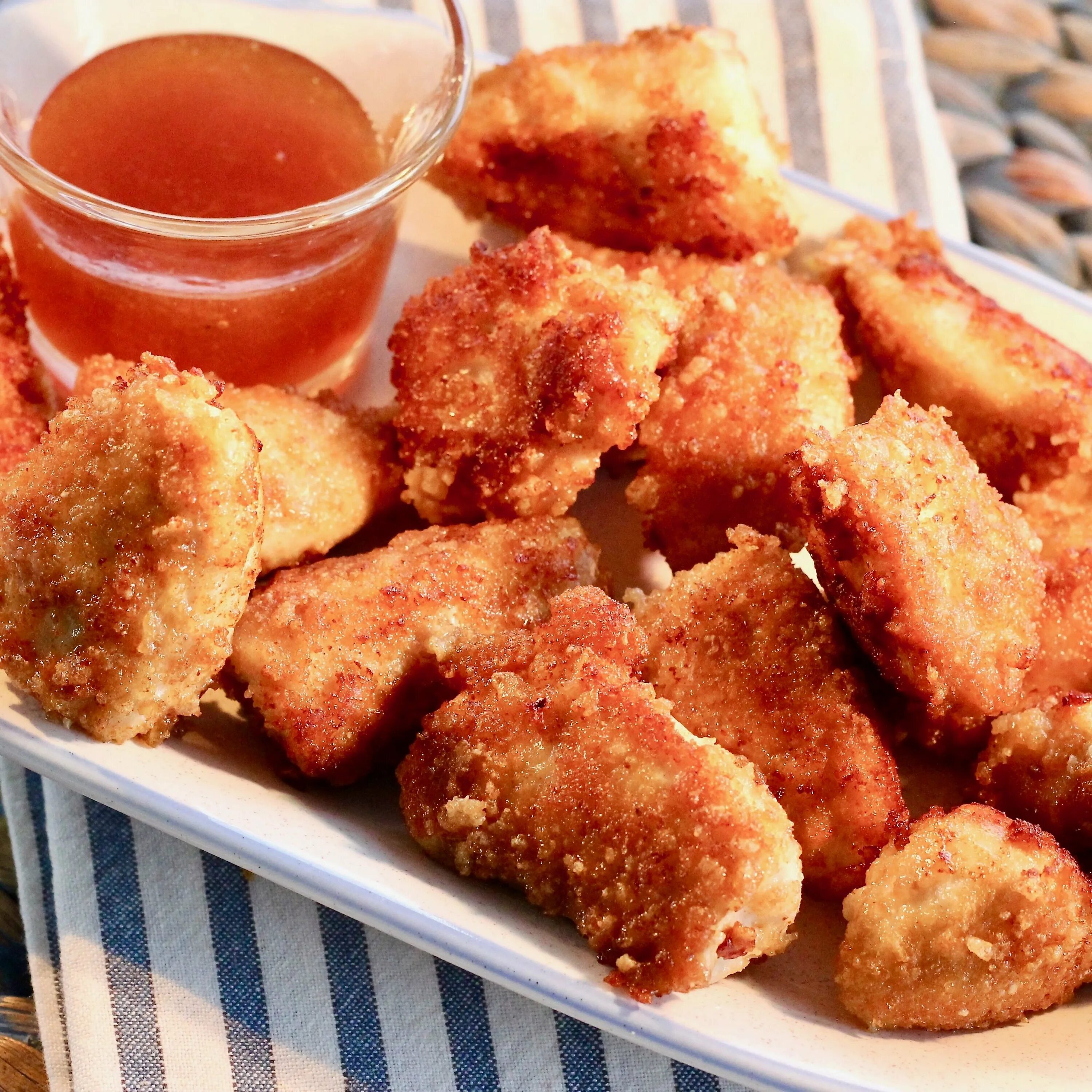 Как жарить наггетсы на сковороде. Наггетсы crispy. чикен наггетсы классические. наггетсы криспи. закуска криспи чикен.