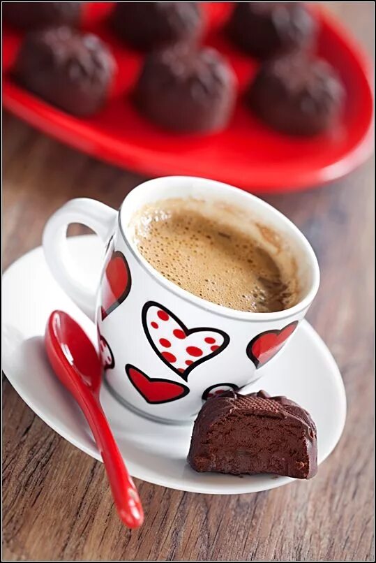 С добрым утром кофе. Чашечка кофе со сладостями. Доброе утро кофе конфетки. Чашечка кофе с конфеткой.