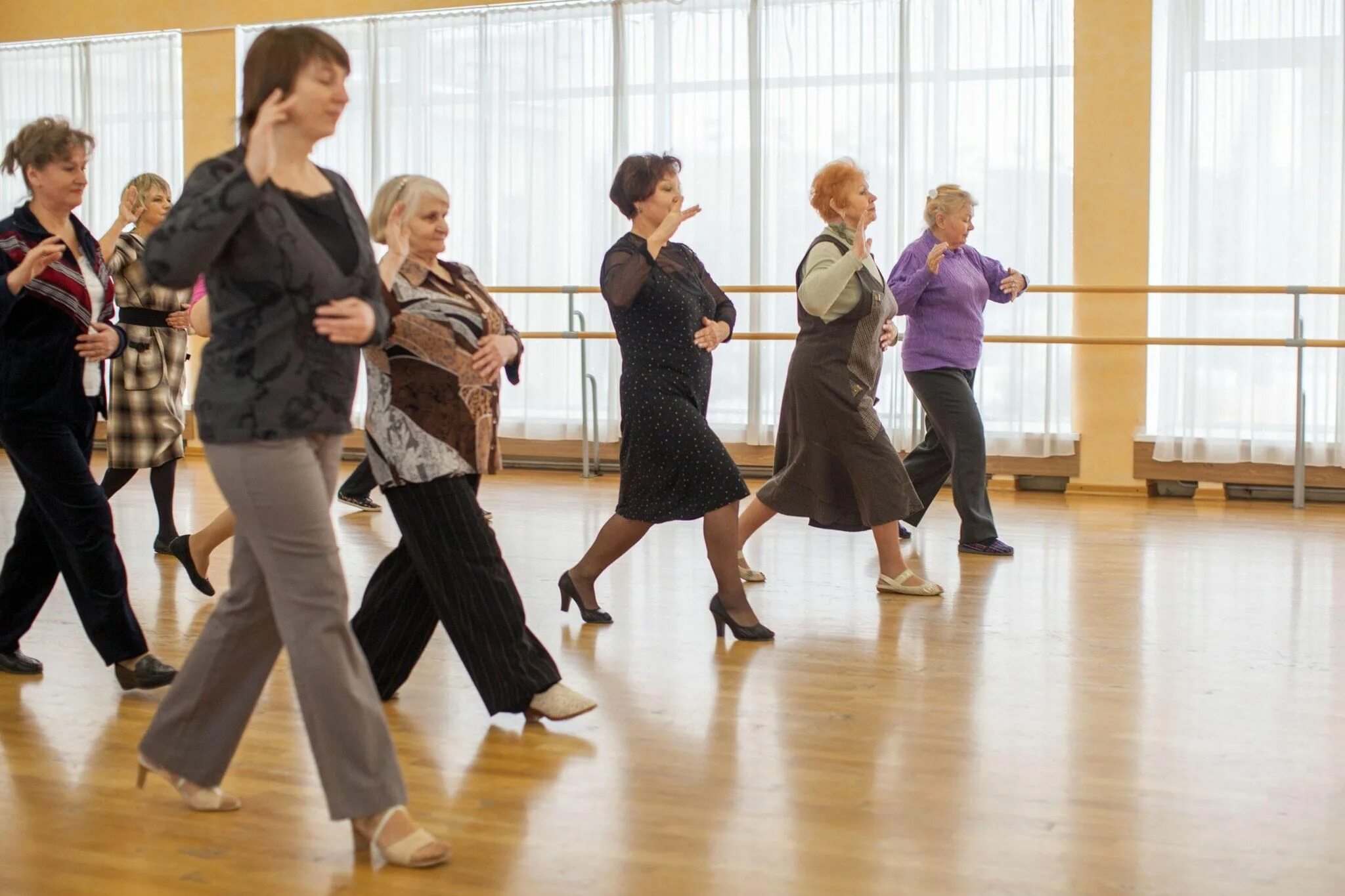 Где танцуют взрослые. Танцы для пожилых. Уроки танцев для пожилых. Хореография для пенсионеров. Латина для пенсионеров.