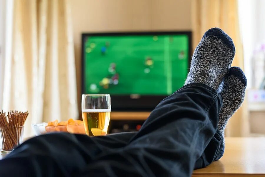 Украли любовника. Ноги на диване у телевизора. Пиво и телевизор. Пиво перед телевизором. Мужик с пивом перед телевизором.