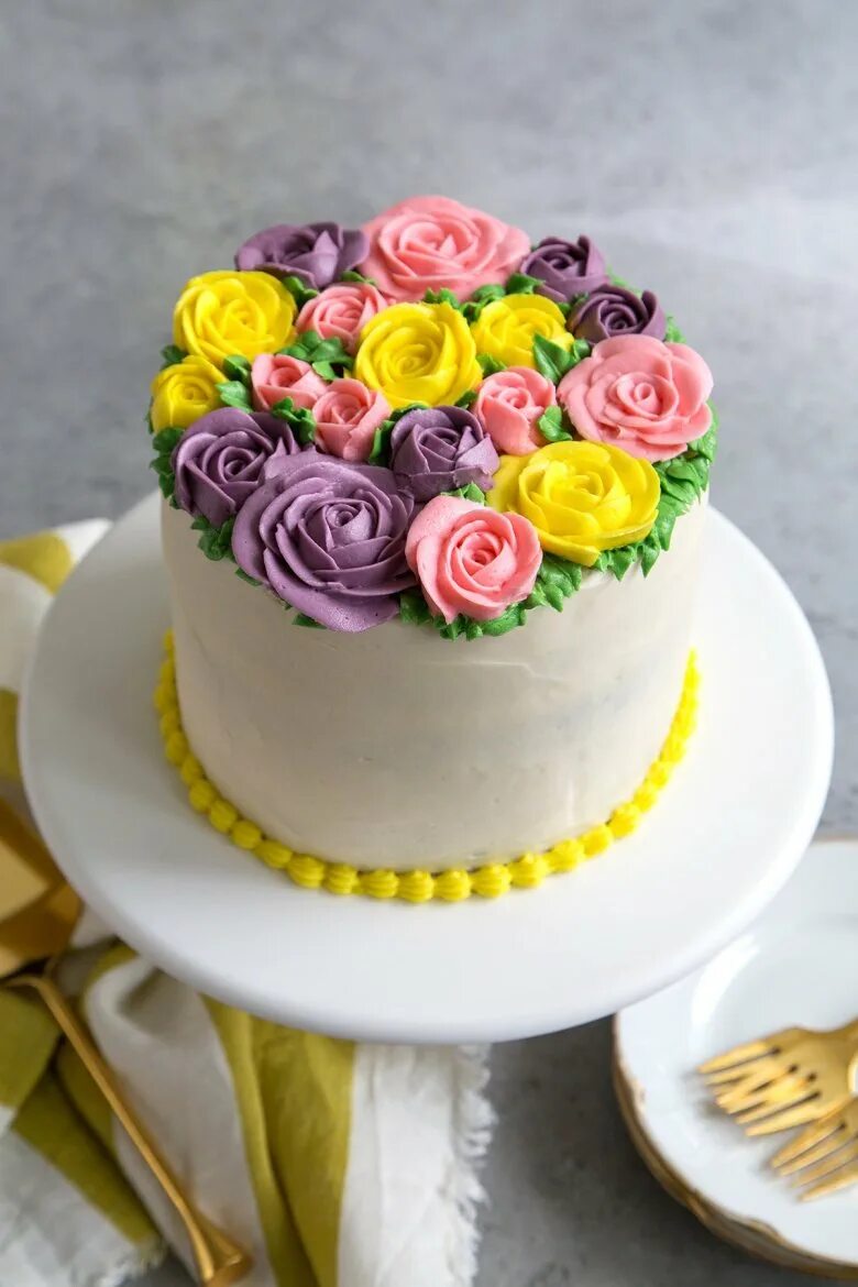 Украсить торт кремом чиз. Торт крем чиз цветы. Розы из крема чиз для торта. Украшение торта кремовыми цветами. Торт с кремовыми цветами.