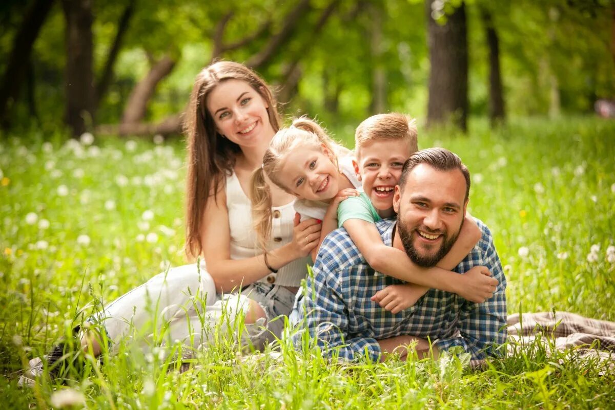 Семья из 4 х. Семейная фотосессия. семья на природе. семейная фотосессия на природе. семейная фотосессия на природе летом.