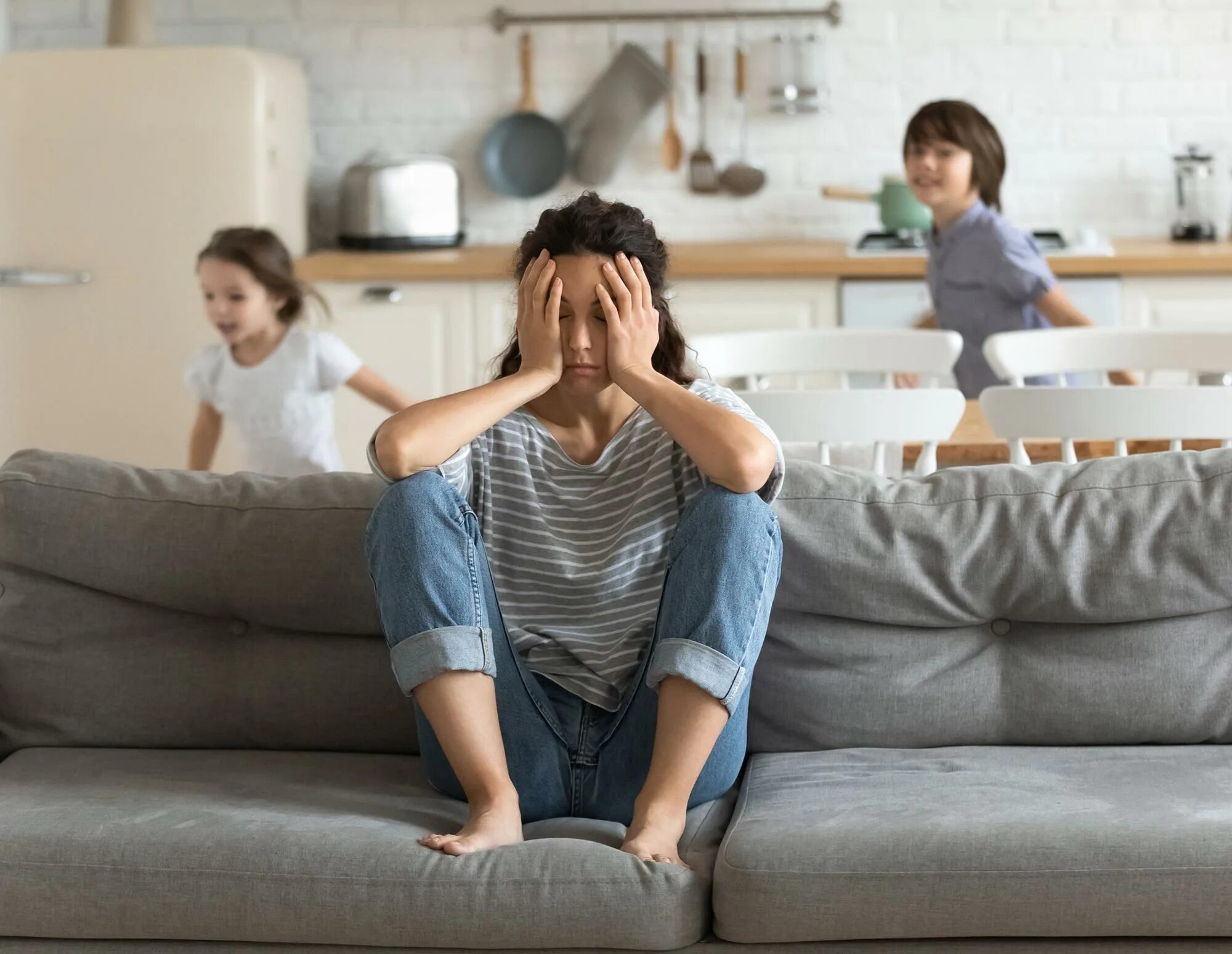 Шум детей в доме. Гиперактивный ребенок. Люди в квартире. Kids home with jobs. Шум детей в доме.