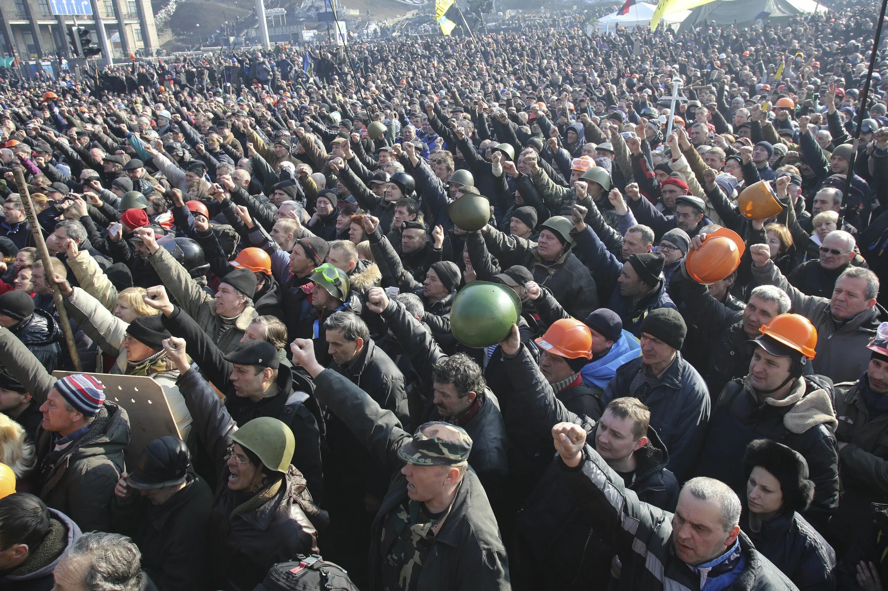 11 майдан. Майдан кастрюля на голове. Протест с кастрюлями (Евромайдан). Силуэт толпы на Майдане. Розы Майдана.