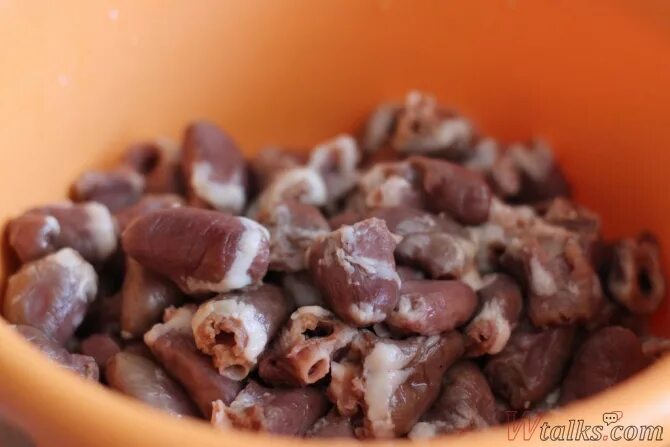 Жареные куриные сердечки. Жареные куриные сердечки на сковороде. Куриные сердечки с луком. Куриные сердечки. Сердечки куриные тушеные с луком.