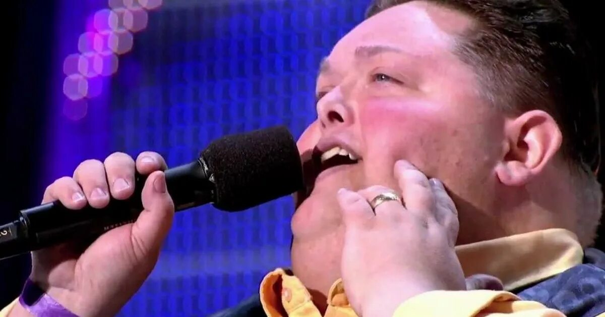 человек кричит в микрофон. поет в расческу. парень поет. человек с микрофоном. мужчина поет в душе.