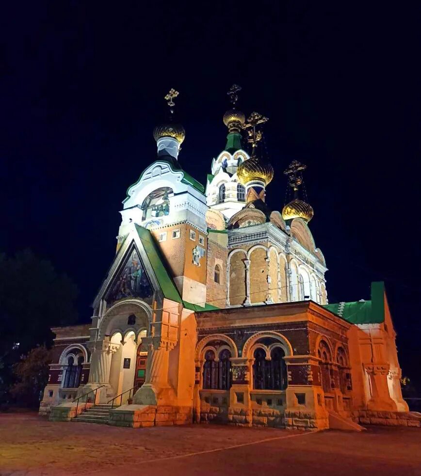Город чапаевск самарской области. Ночной чапаевск фото. Улица в москве с зелеными фонарями. Чапаевск осень. Чапаевск лето вечер.