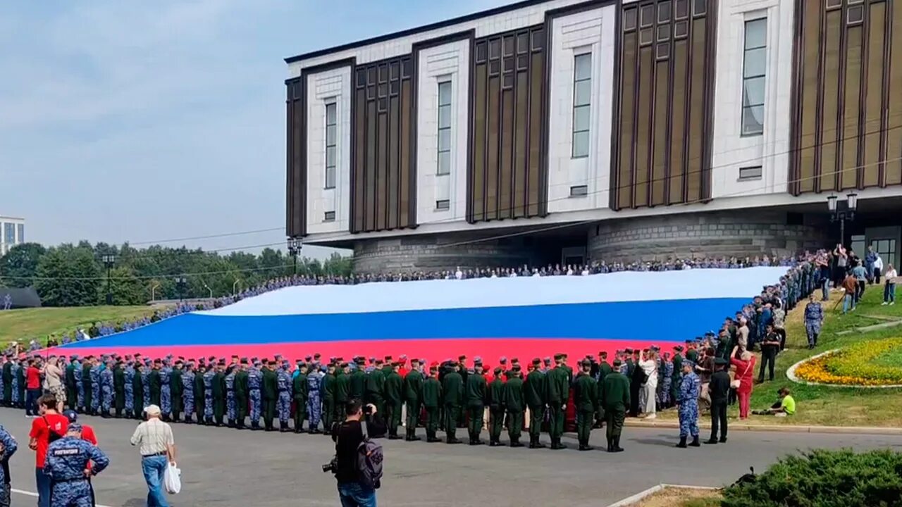 Москва 22 августа 2022. Самый большой флаг РФ В Москве на Поклонной горе. День флага Поклонная гора 2022. День флага Поклонная гора. Музей Победы.